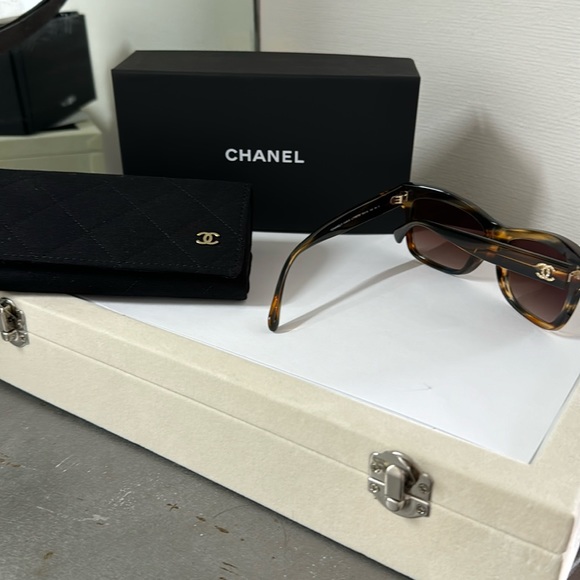 NEW NIB CHANEL RECTANGLE SUNGLASSES
Brown Tortoise & Grey 2024 COLLECTION - Picture 6 of 7